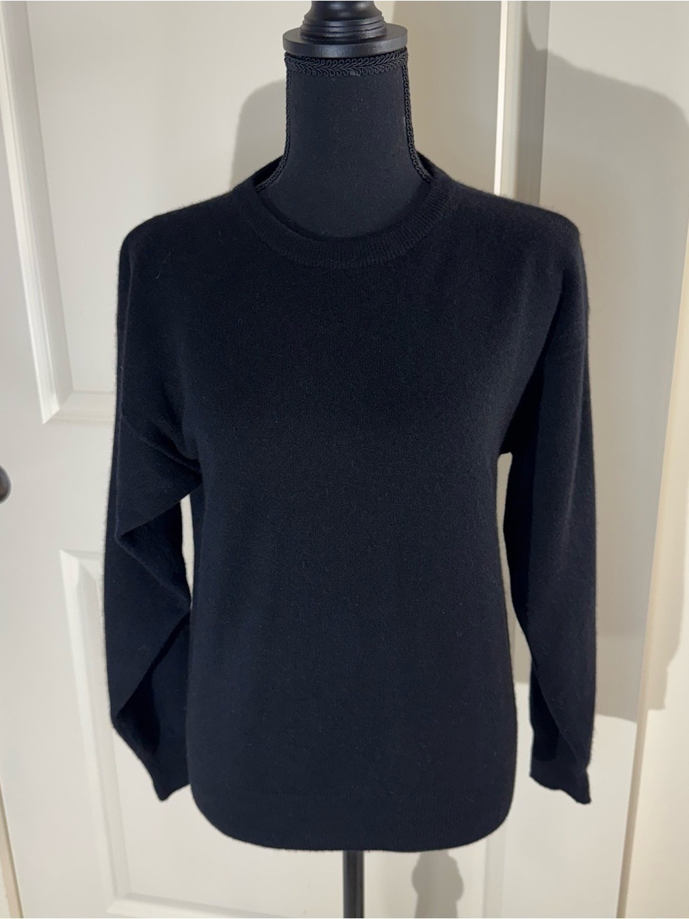 Cashmere Classics Black Crewneck Sweater Medium